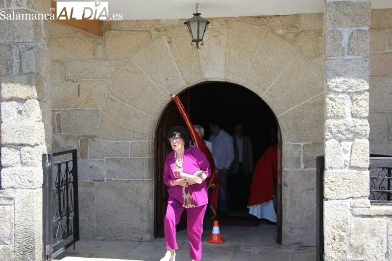 El obispo José Luis Retana celebraba San Marcos con los vecinos de Cerezal de Peñahorcada / MARIBEL SÁNCHEZ