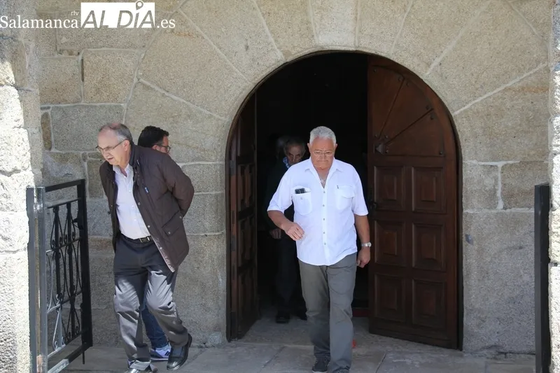 El obispo José Luis Retana celebraba San Marcos con los vecinos de Cerezal de Peñahorcada / MARIBEL SÁNCHEZ