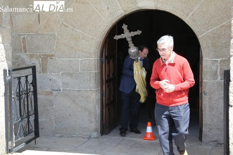 El obispo José Luis Retana celebraba San Marcos con los vecinos de Cerezal de Peñahorcada / MARIBEL SÁNCHEZ