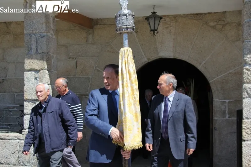 El obispo José Luis Retana celebraba San Marcos con los vecinos de Cerezal de Peñahorcada / MARIBEL SÁNCHEZ