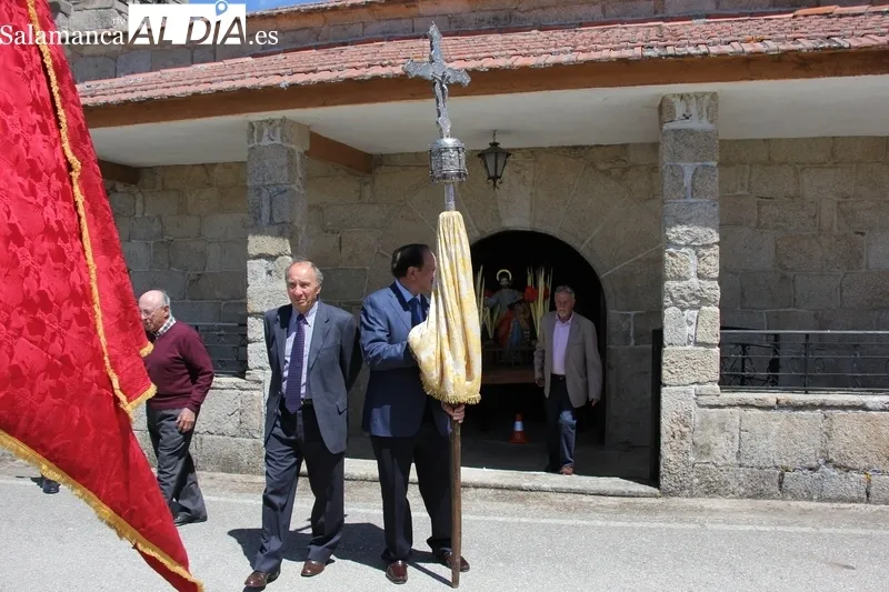El obispo José Luis Retana celebraba San Marcos con los vecinos de Cerezal de Peñahorcada / MARIBEL SÁNCHEZ