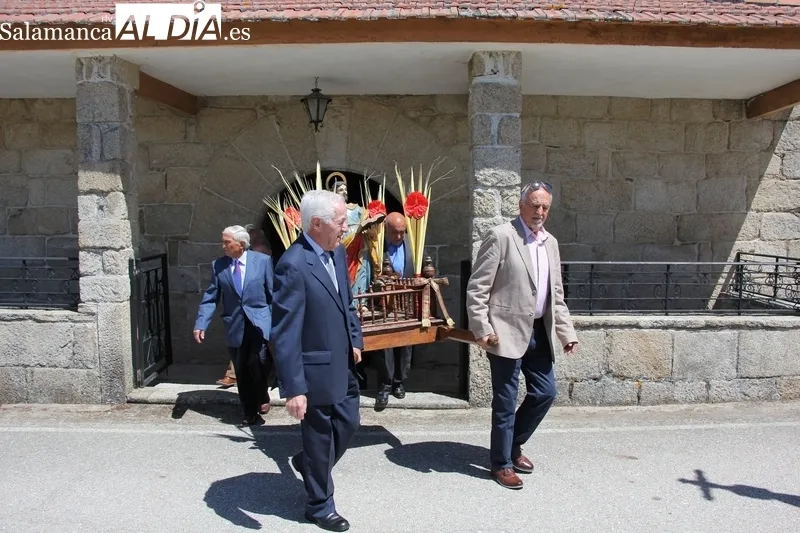 El obispo José Luis Retana celebraba San Marcos con los vecinos de Cerezal de Peñahorcada / MARIBEL SÁNCHEZ