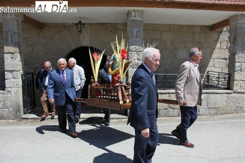 El obispo José Luis Retana celebraba San Marcos con los vecinos de Cerezal de Peñahorcada / MARIBEL SÁNCHEZ