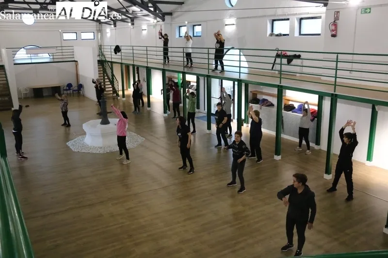 Una treintena de mujeres asisten martes y jueves al taller de gimnasia que se desarrolla en el Mercado de Abastos  / CORRAL