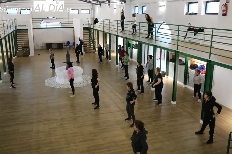 Una treintena de mujeres asisten martes y jueves al taller de gimnasia que se desarrolla en el Mercado de Abastos  / CORRAL