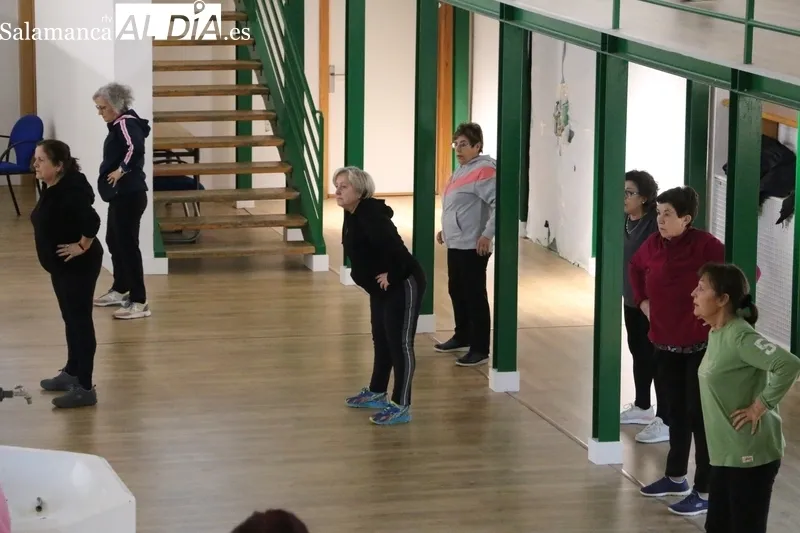 Una treintena de mujeres asisten martes y jueves al taller de gimnasia que se desarrolla en el Mercado de Abastos  / CORRAL