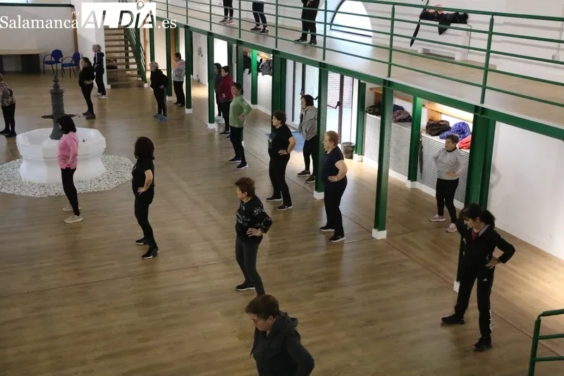 Una treintena de mujeres asisten martes y jueves al taller de gimnasia que se desarrolla en el Mercado de Abastos  / CORRAL