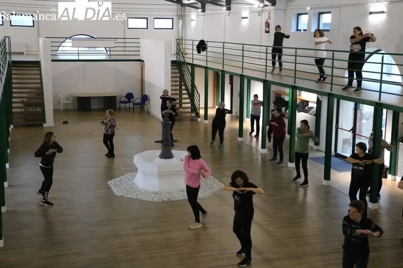 Una treintena de mujeres asisten martes y jueves al taller de gimnasia que se desarrolla en el Mercado de Abastos  / CORRAL