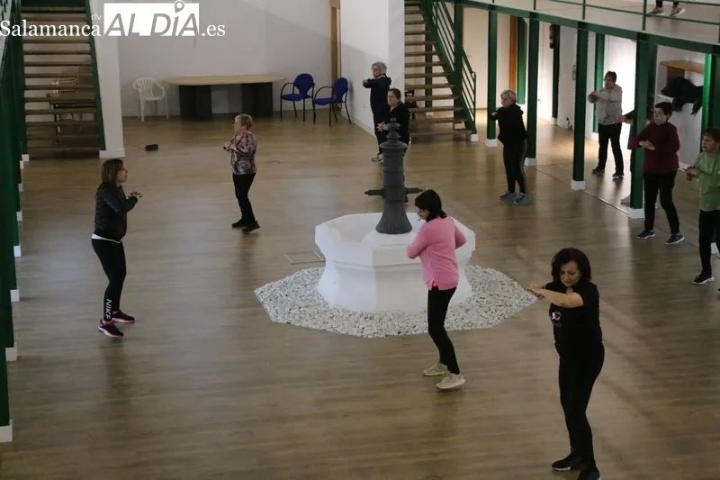 Una treintena de mujeres asisten martes y jueves al taller de gimnasia que se desarrolla en el Mercado de Abastos  / CORRAL