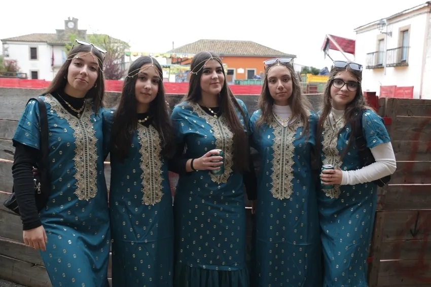 Animado chupinazo de fiestas en Yecla de Yeltes protagonizado por las peñas / CORRAL