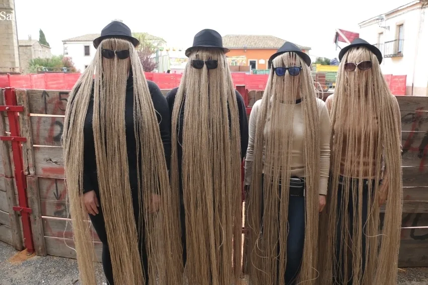 Animado chupinazo de fiestas en Yecla de Yeltes protagonizado por las peñas / CORRAL