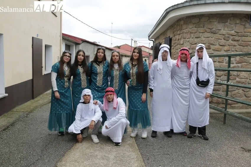 Animado chupinazo de fiestas en Yecla de Yeltes protagonizado por las peñas / CORRAL