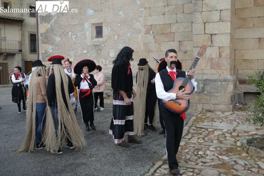 Animado chupinazo de fiestas en Yecla de Yeltes protagonizado por las peñas / CORRAL