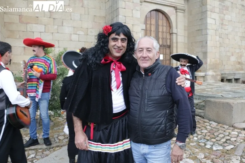 Animado chupinazo de fiestas en Yecla de Yeltes protagonizado por las peñas / CORRAL