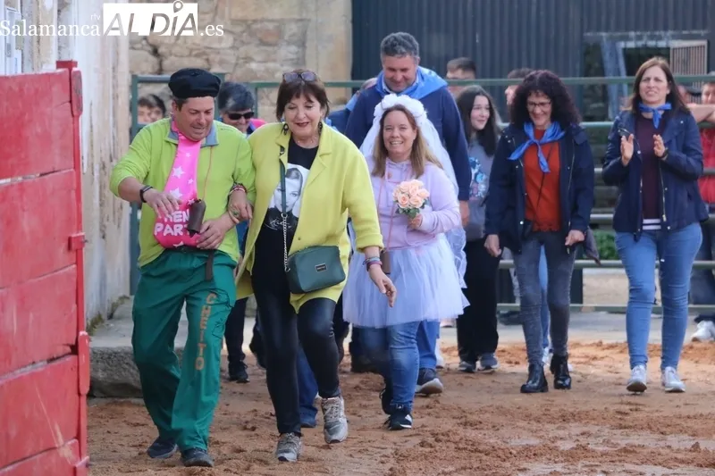 El público vibró con el espectáculo dado por los recortadores en Yecla de Yeltes / CORRAL 