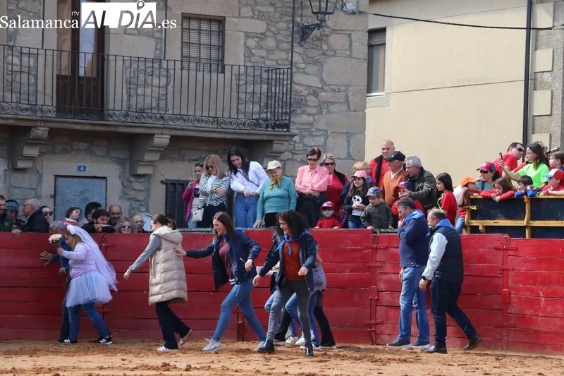 El público vibró con el espectáculo dado por los recortadores en Yecla de Yeltes / CORRAL 