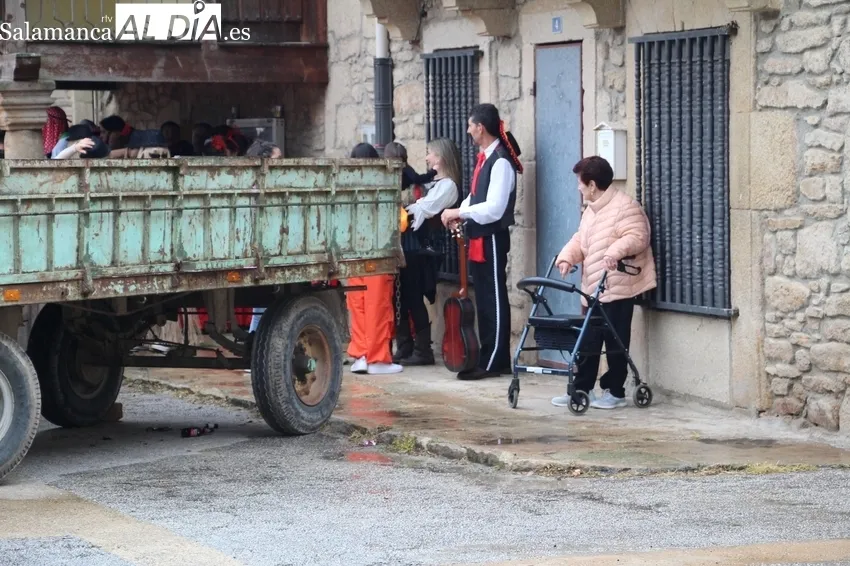 Animado chupinazo de fiestas en Yecla de Yeltes protagonizado por las peñas / CORRAL