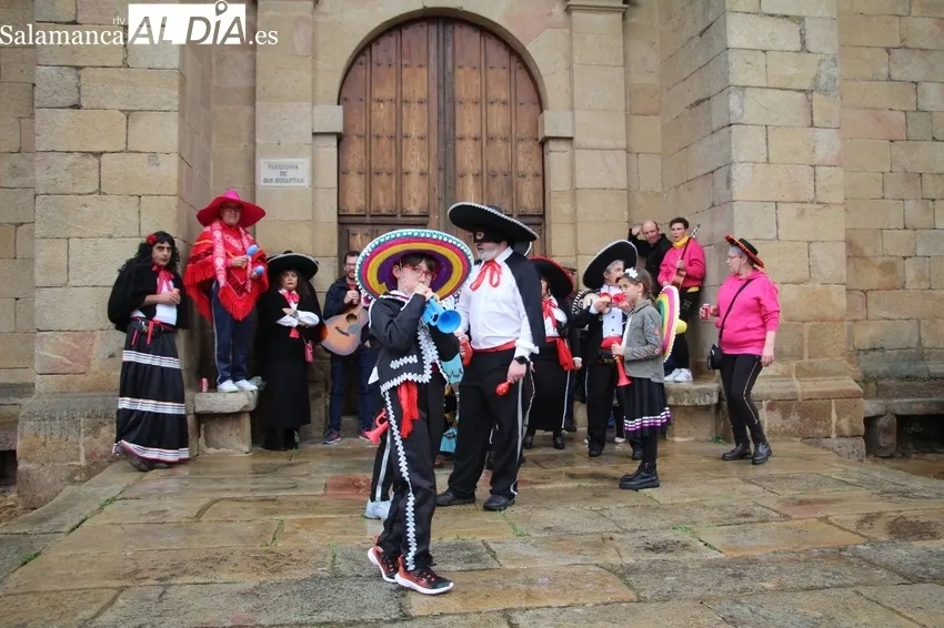 Animado chupinazo de fiestas en Yecla de Yeltes protagonizado por las peñas / CORRAL