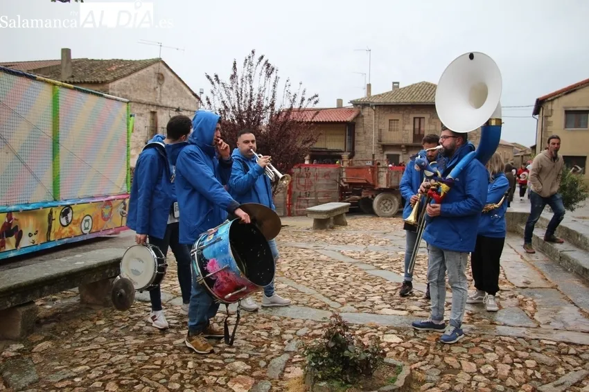 Animado chupinazo de fiestas en Yecla de Yeltes protagonizado por las peñas / CORRAL