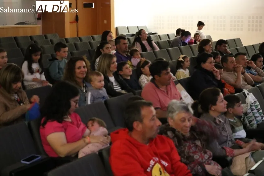 Cuentacuentos 'Manolín el viajero' en el salón de actos del Centro Cultural de Vitigudino / CORRAL 