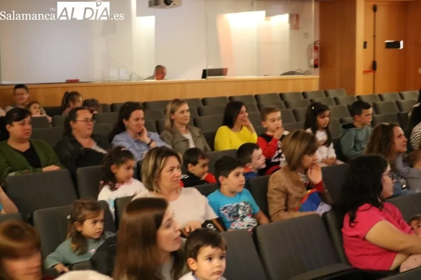 Cuentacuentos 'Manolín el viajero' en el salón de actos del Centro Cultural de Vitigudino / CORRAL 