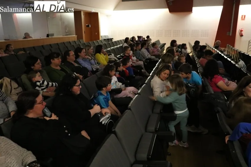 Cuentacuentos 'Manolín el viajero' en el salón de actos del Centro Cultural de Vitigudino / CORRAL 