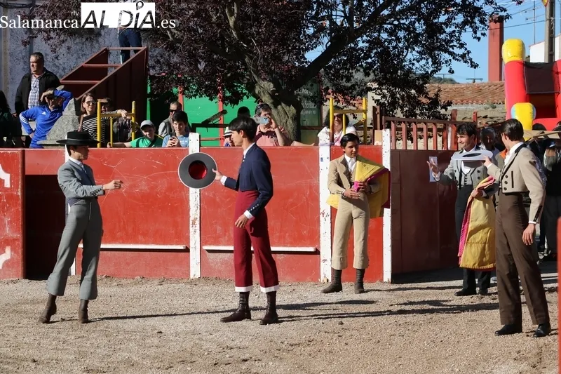 Entretenida tarde taurina en Olmedo de Camaces / CORRAL 