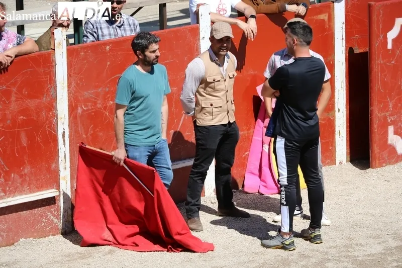 Entretenido encierro-capea en Olmedo de Camaces / CORRAL