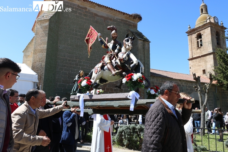 Olmedo de Camaces celebra San Jorge con los sones de El Mariquelo
