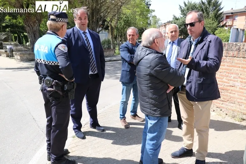 Foto 3 - La Diputaci&oacute;n entrega al Ayuntamiento de Vitigudino un cami&oacute;n de bomberos en desuso para uso municipal