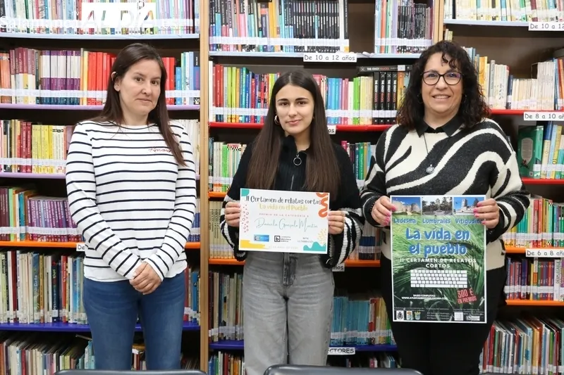 La concejala de Vitigudino Isabel Cañizal con Daniela Gonzalo, ganadora de la categoría B, y la directora de la Biblioteca de Vitigudino, Raquel Bernal
