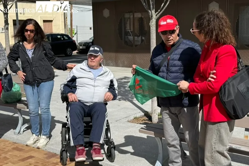 Peñaranda planta tulipanes para conmemorar el Día Mundial del Parkinson