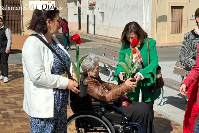 Peñaranda planta tulipanes para conmemorar el Día Mundial del Parkinson
