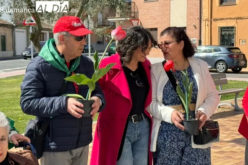 Peñaranda planta tulipanes para conmemorar el Día Mundial del Parkinson