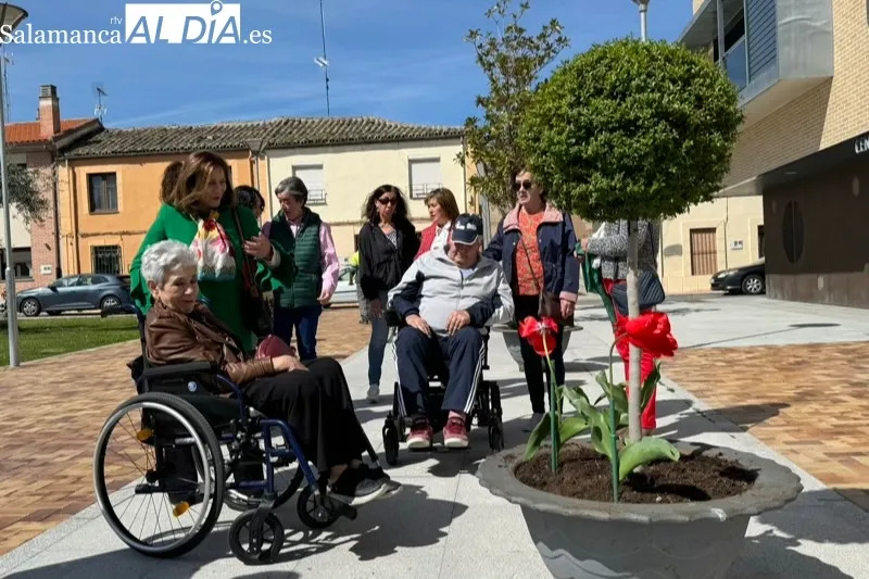 Peñaranda planta tulipanes para conmemorar el Día Mundial del Parkinson