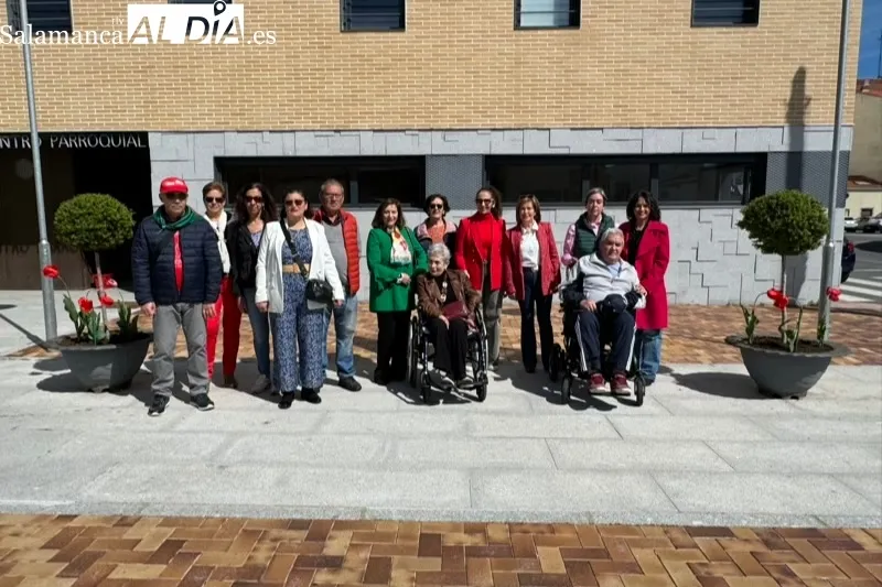 Peñaranda planta tulipanes para conmemorar el Día Mundial del Parkinson