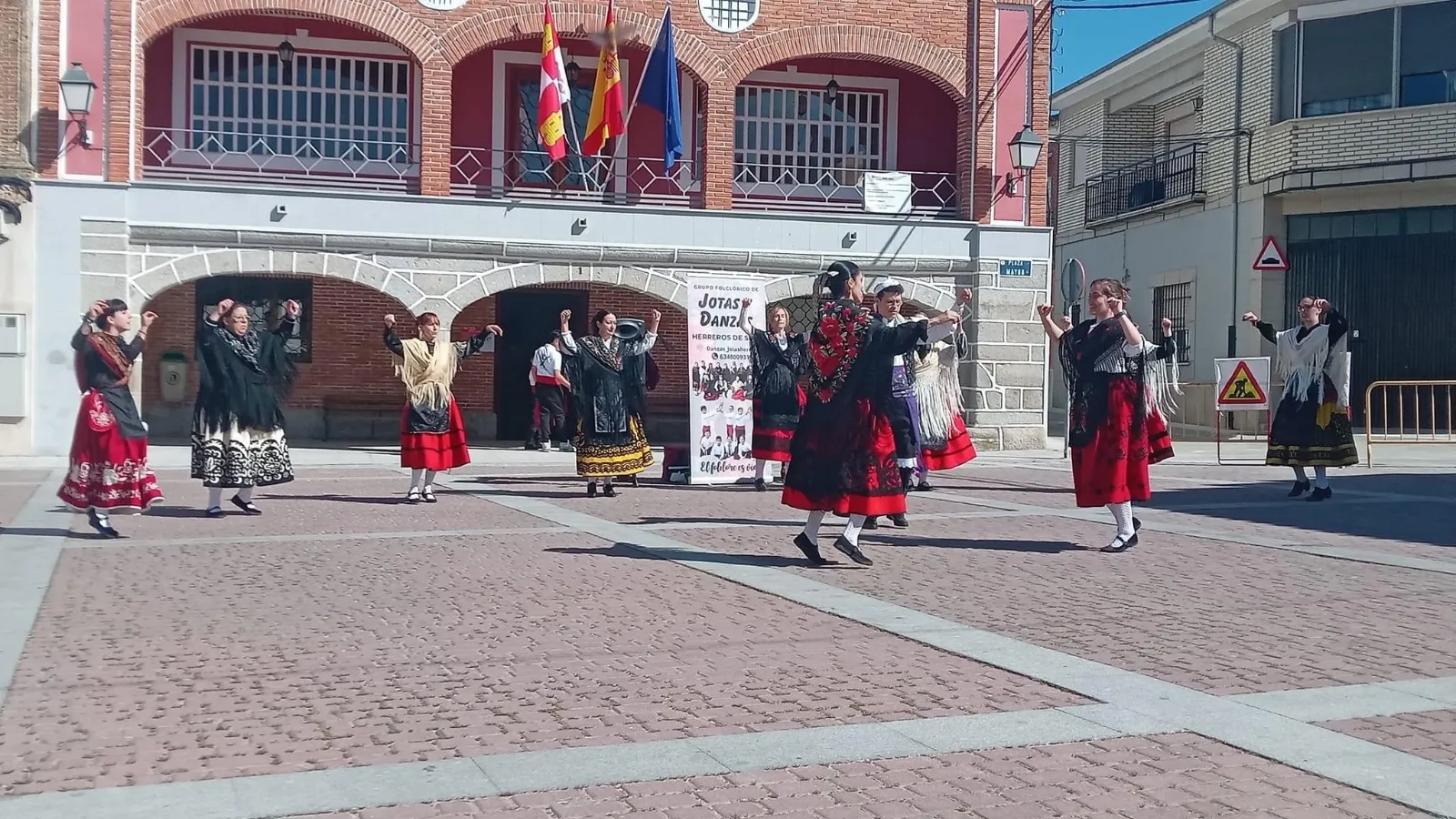 Foto 2 - El grupo de Jotas y Danzas de Herreros de Suso ofrece bailes y colorido en Santiago de la Puebla