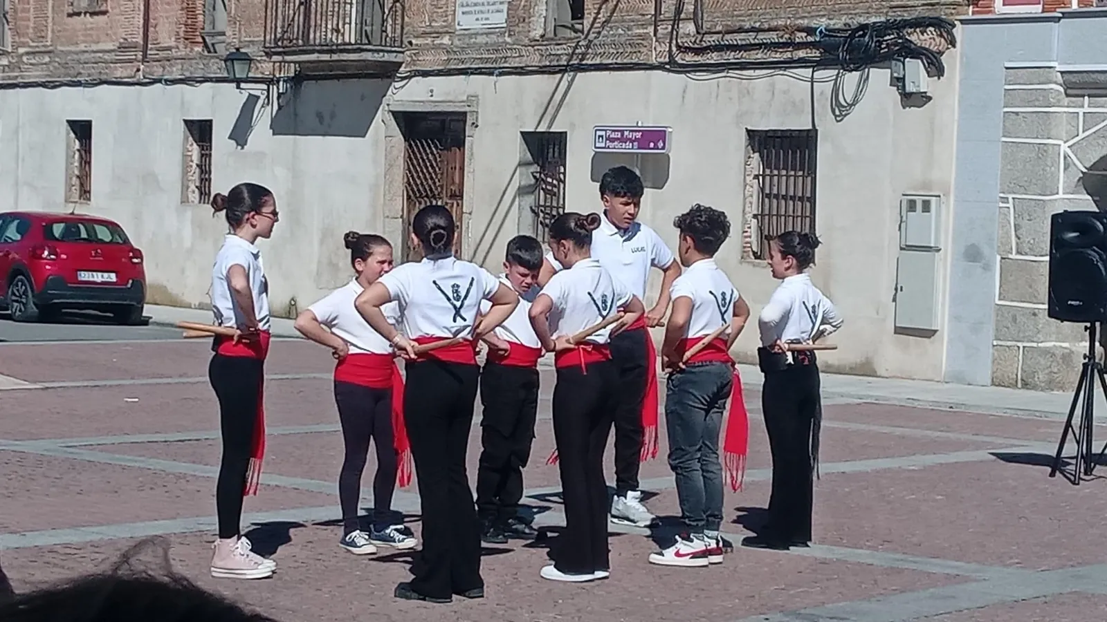 Foto 3 - El grupo de Jotas y Danzas de Herreros de Suso ofrece bailes y colorido en Santiago de la Puebla