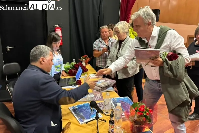 Juan Carlos López Pinto protagonizaba en Macotera la charla ‘Libros para  la Solidaridad’