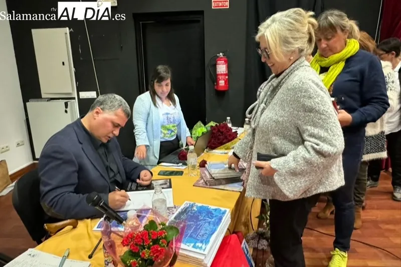Juan Carlos López Pinto protagonizaba en Macotera la charla ‘Libros para  la Solidaridad’