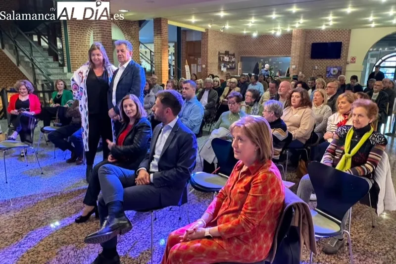 Foto 6 - &lsquo;Pe&ntilde;aranda de Bracamonte durante el reinado de Alfonso XIII&rsquo; &uacute;ltimo libro de Higinio Orgaz y sus hijas Beatriz y Mar&iacute;a, llena de expectaci&oacute;n y p&uacute;blico el CDS