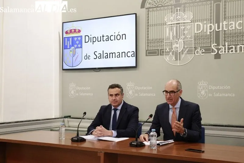 El presidente de la Diputación de Salamanca, Javier Iglesias, a la derecha, junto al diputado provincial Antonio Labrador, en La Salina. Foto: Raúl Riego