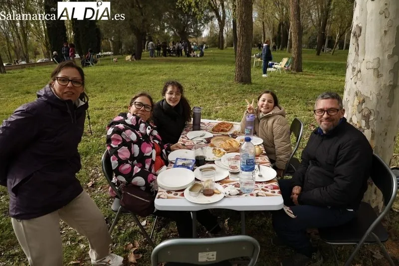 Cientos de personas celebran el Lunes de Aguas 2024 en La Aldehuela. Fotos: David Sañudo.