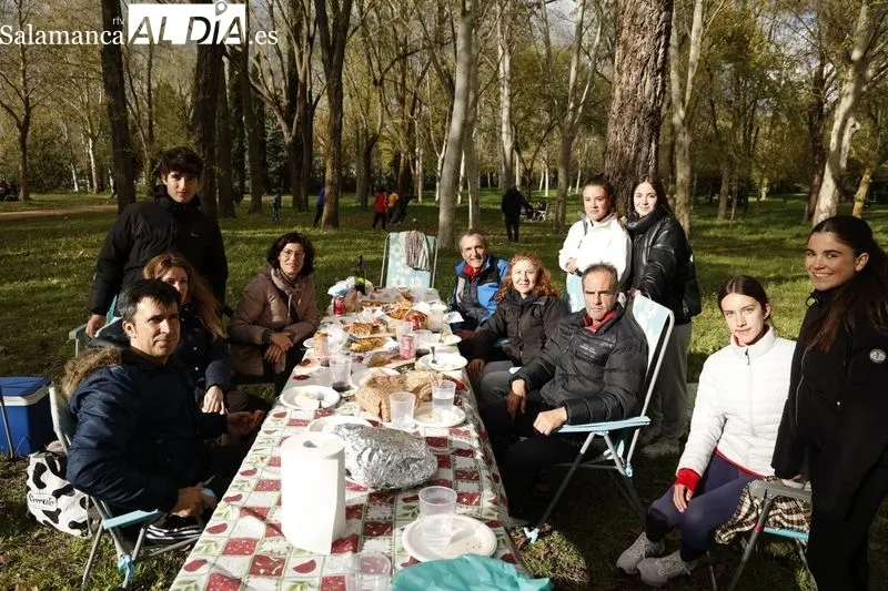 Cientos de personas celebran el Lunes de Aguas 2024 en La Aldehuela. Fotos: David Sañudo.