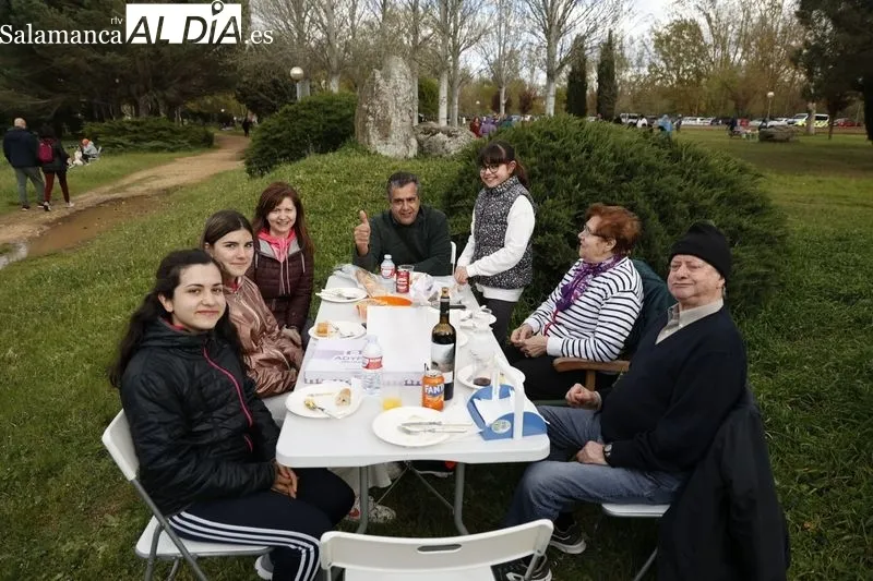 Cientos de personas celebran el Lunes de Aguas 2024 en La Aldehuela. Fotos: David Sañudo.