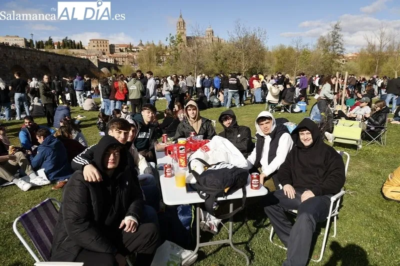 Jóvenes disfrutando del Lunes de Aguas en el Puente Romano. Fotos: David Sañudo.