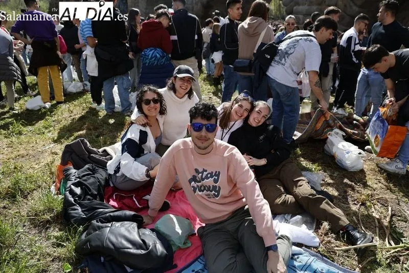 Jóvenes disfrutando del Lunes de Aguas en el Puente Romano. Fotos: David Sañudo.