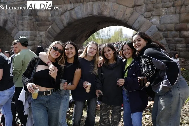 Jóvenes disfrutando del Lunes de Aguas en el Puente Romano. Fotos: David Sañudo.