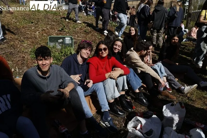 Jóvenes disfrutando del Lunes de Aguas en el Puente Romano. Fotos: David Sañudo.