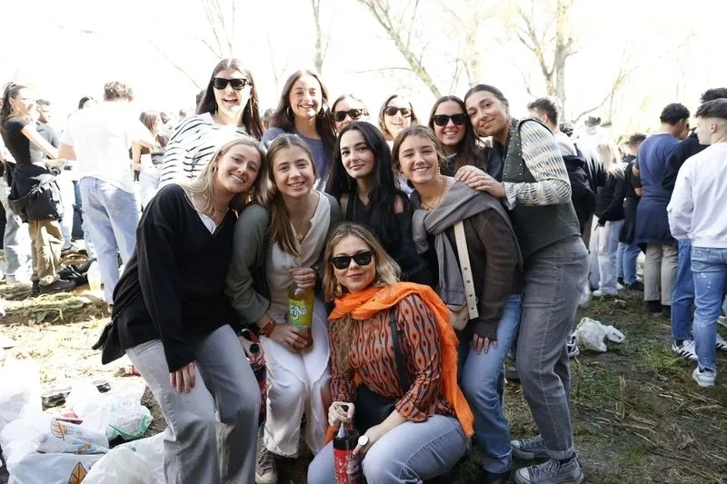 Jóvenes disfrutando del Lunes de Aguas en el Puente Romano. Fotos: David Sañudo.